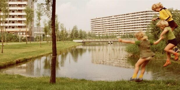 Spelende kinderen in de pas opgeleverde Bijlmermeer Foto: via Stadsarchief Amsterdam
