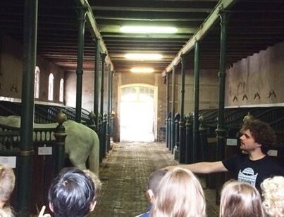 Kinderen bezoeken de Hollandsche Manege in Amsterdam tijdens de Open Monumenten Klassendag 2017