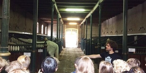 Kinderen bezoeken de Hollandsche Manege in Amsterdam tijdens de Open Monumenten Klassendag 2017
