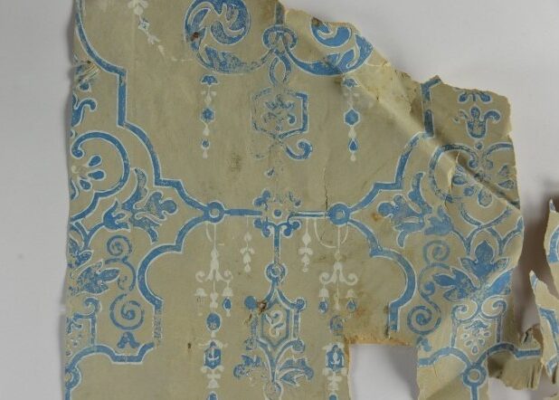 Fragment van het behang in de voormalige studentenkamer van dichter Piet Paaltjens in Hogewoerd 63