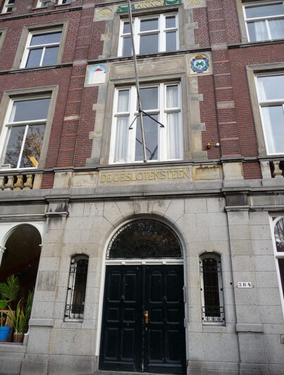 Het gebouw De Gesloten Steen aan de Oudegracht