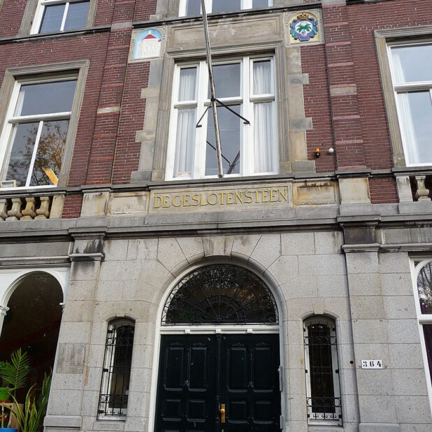 Het gebouw De Gesloten Steen aan de Oudegracht