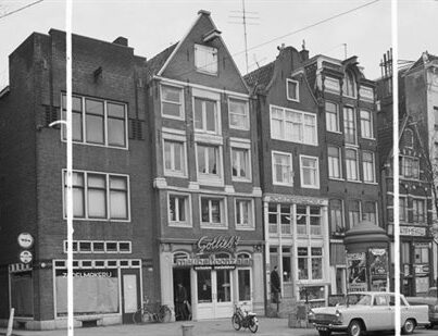 Voorgevel Nieuwezijds Voorburgwal 86, waarop de onderpui uit 1877 zichtbaar is (1962)