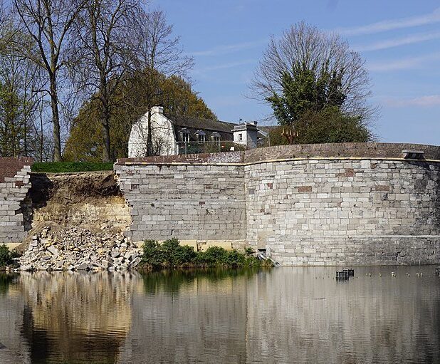De ingestorte stadsmuur van Maastricht met rechts het rondeel De Vijf Koppen (maart 2019)