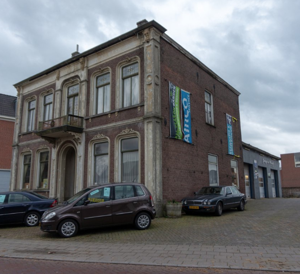 De vervallen negentiende-eeuwse villa aan Kattenburg 24-26 in Druten