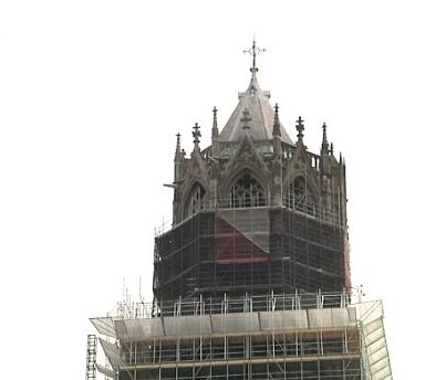 De in restauratie zijnde Domtoren in Utrecht