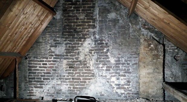 De deels middeleeuwse muur in Wageningen