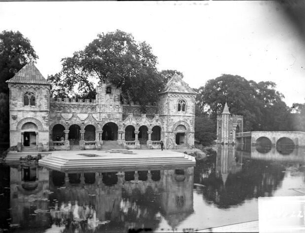 Tijdelijk feestgebouw uit 1910 in Leiden