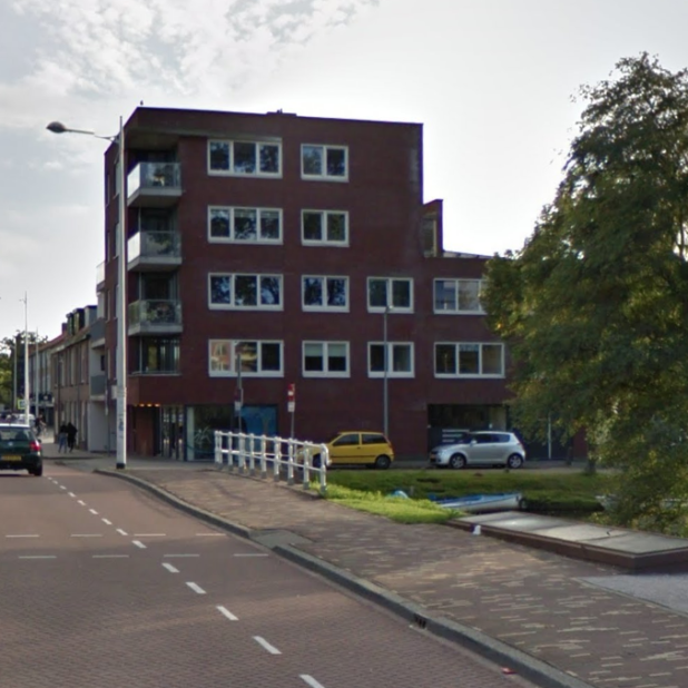 Een bak met schotbalken bij de Korte Vondelstraat in Alkmaar