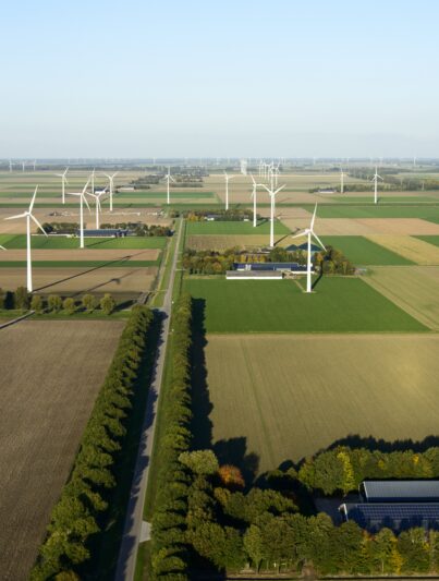 Boerderij met zonnepanelen aan de Schollevaarweg (ten noorden van Zeewolde), omgeven door windmolens