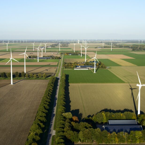 Boerderij met zonnepanelen aan de Schollevaarweg (ten noorden van Zeewolde), omgeven door windmolens