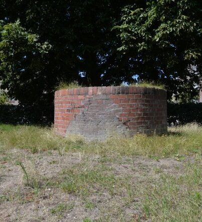 Restant van de fabrieksschoorsteen van de Grofsmederij in het Ankerpark in 2019.