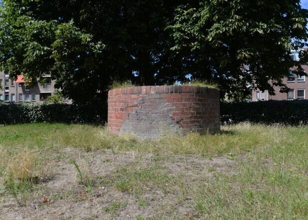 Restant van de fabrieksschoorsteen van de Grofsmederij in het Ankerpark in 2019.