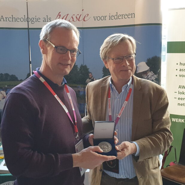 De AWN reikt de zilveren legpenning uit aan Michiel Groothedde en zijn Team Archeologie van de gemeente Zutphen