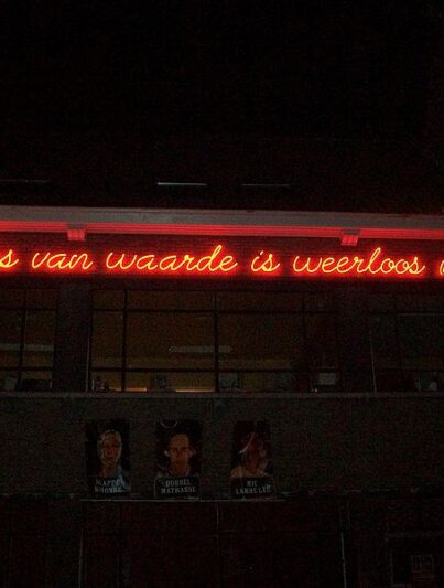 ‘Alles van waarde is weerloos / lucebert’, onsterfelijke dichtregel op een café in Gent
