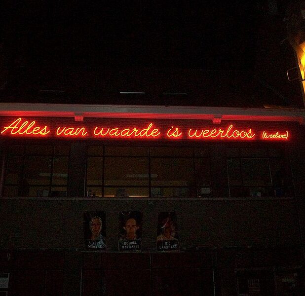 ‘Alles van waarde is weerloos / lucebert’, onsterfelijke dichtregel op een café in Gent