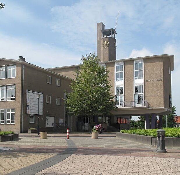 Wederopbouwarchitectuur in Oostburg (Zeeland): het raadhuis