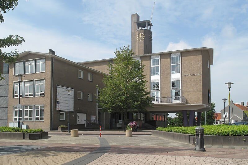 Wederopbouwarchitectuur in Oostburg (Zeeland): het raadhuis