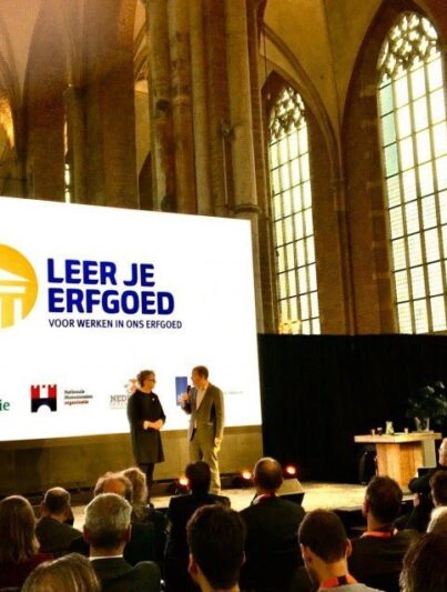 Christianne Mattijssen geeft tijdens het Nationaal Monumentencongres 2019 in Deventer het officiële startsein voor Leer je Erfgoed