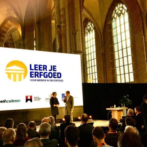 Christianne Mattijssen geeft tijdens het Nationaal Monumentencongres 2019 in Deventer het officiële startsein voor Leer je Erfgoed