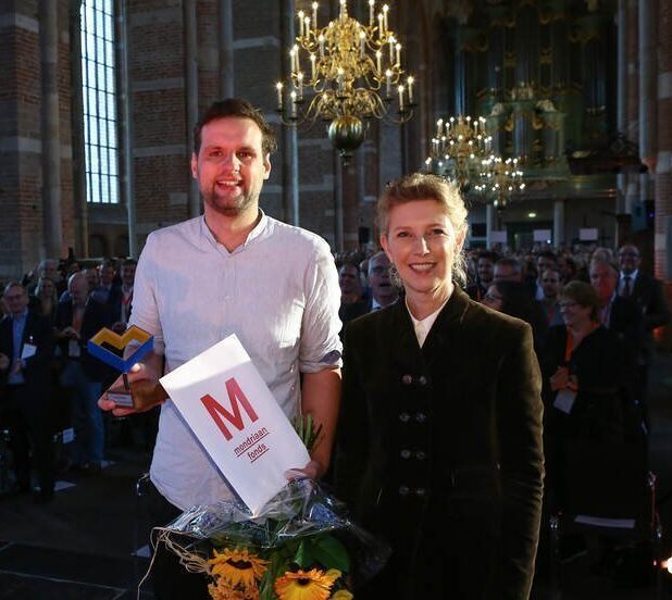 Christian Pfeiffer ontvangt de prijs Monumententalent 2019 uit handen van Susan Lammers