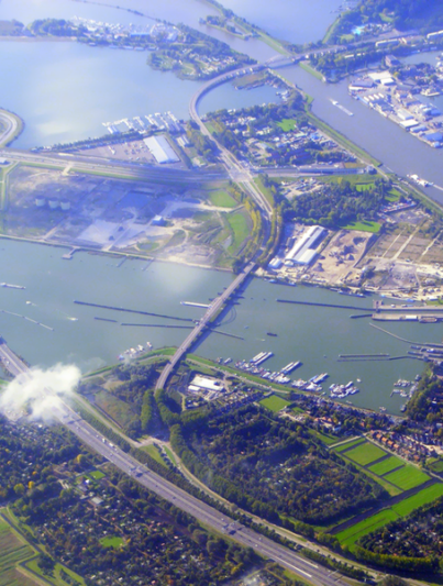 Luchtfoto van het Zeeburgereiland. De nieuwe Sluisbuurt zal hier gebouwd worden
