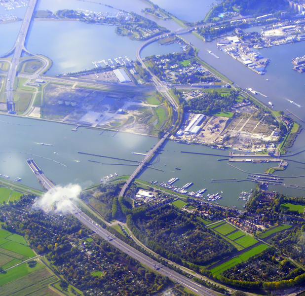 Luchtfoto van het Zeeburgereiland. De nieuwe Sluisbuurt zal hier gebouwd worden