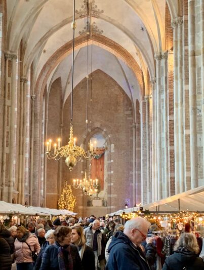 Kerstmarkt in de Lebuïnuskerk in Deventer