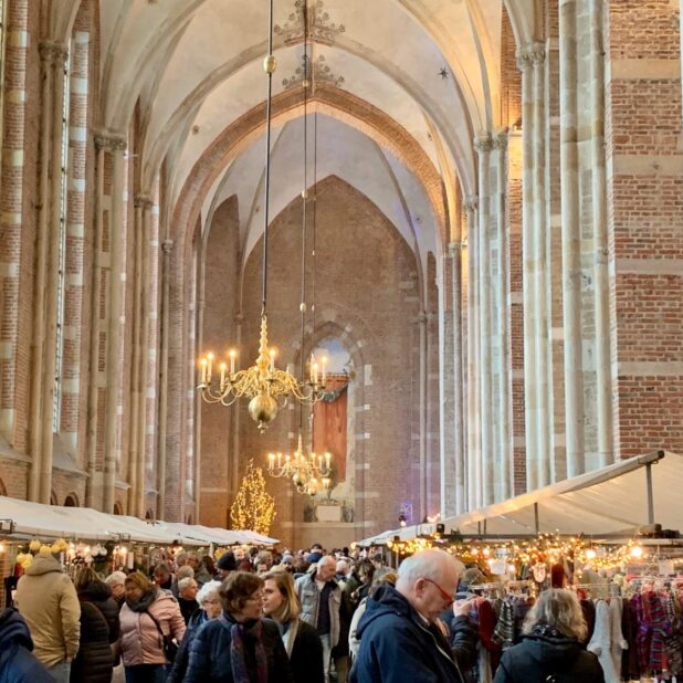 Kerstmarkt in de Lebuïnuskerk in Deventer