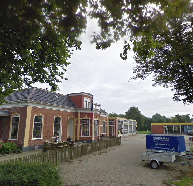 Het woonhuis met rechtsachter de werkplaats van de garage Warringa in Winsum