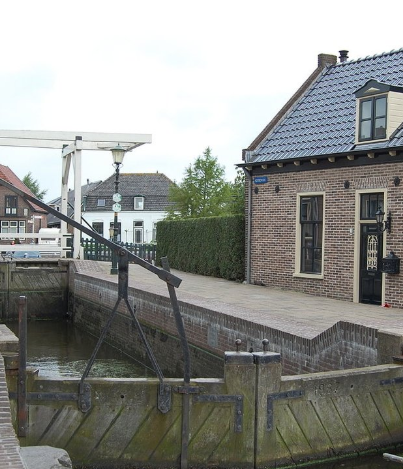 Sluis met brug in Roelofarendsveen, gemeentelijk monument in Kaag en Braassem,