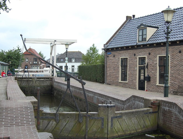Sluis met brug in Roelofarendsveen, gemeentelijk monument in Kaag en Braassem,