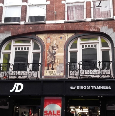 Vervallen tegeltableau in de Leidsestraat in Amsterdam