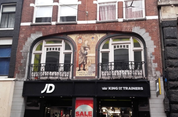 Vervallen tegeltableau in de Leidsestraat in Amsterdam