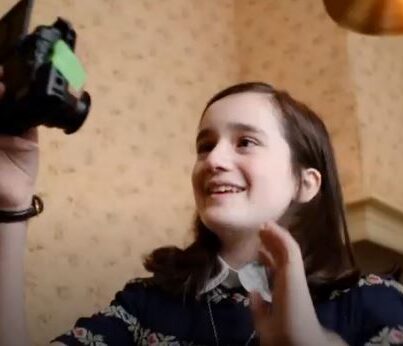 Actrice Luna Cruz Perez speelt Anne Frank.