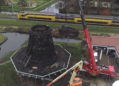 De afgebrande Ceres-molen in Bovenkarspel, vorige maand werd de kap van de molen getakeld.
