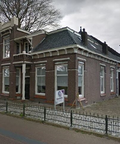 De Dwarshuisboerderij aan de Dijkhuizen 111 in Ruinerwold.
