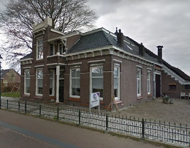 De Dwarshuisboerderij aan de Dijkhuizen 111 in Ruinerwold.