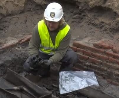 Archeoloog bij opgraving in Hoorn