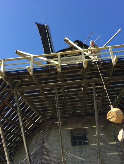 De molenaar van Molen Nooit Gedacht in Warnsveld laat een bestelling naar beneden zakken.
