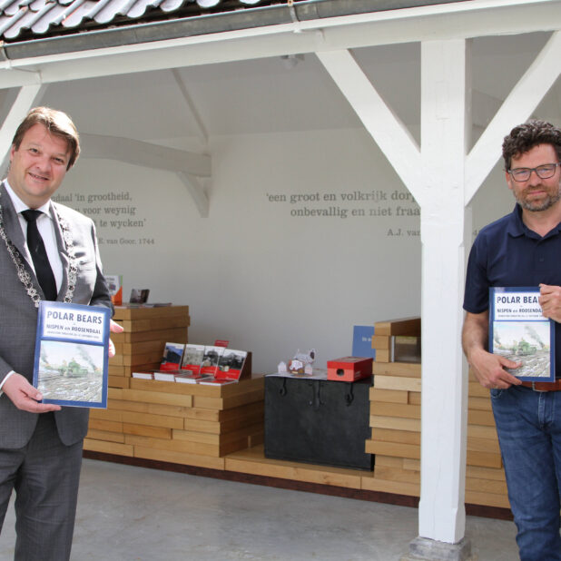 Overhandiging boek door Robert Catsburg aan burgemeester Van Midden.