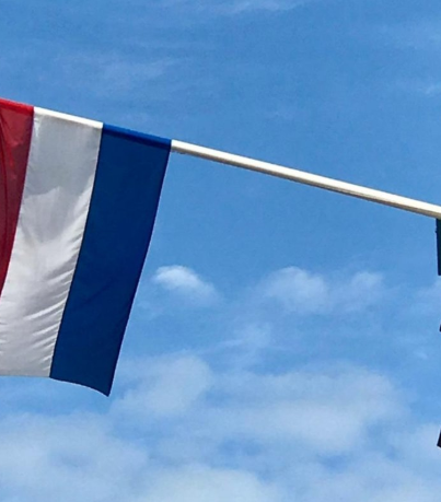 e vlag vanaf het oude stadhuis van Naarden, toen die nog wel mocht worden uitgestoken.