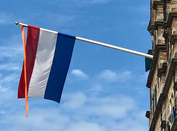 e vlag vanaf het oude stadhuis van Naarden, toen die nog wel mocht worden uitgestoken.