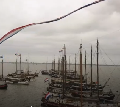 Drone-beelden van de historische schepen die vandaag voor 'Pampus' liggen.