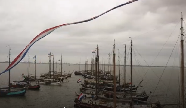 Drone-beelden van de historische schepen die vandaag voor 'Pampus' liggen.