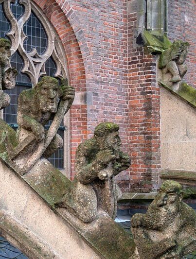 Luchtboogbeelden van de Eusebiuskerk.