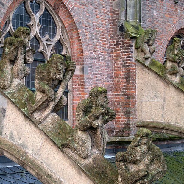 Luchtboogbeelden van de Eusebiuskerk.