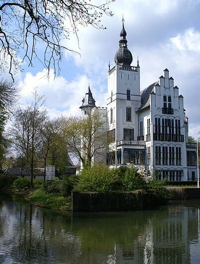 Kasteel Leeuwenstein voor de restauratie.