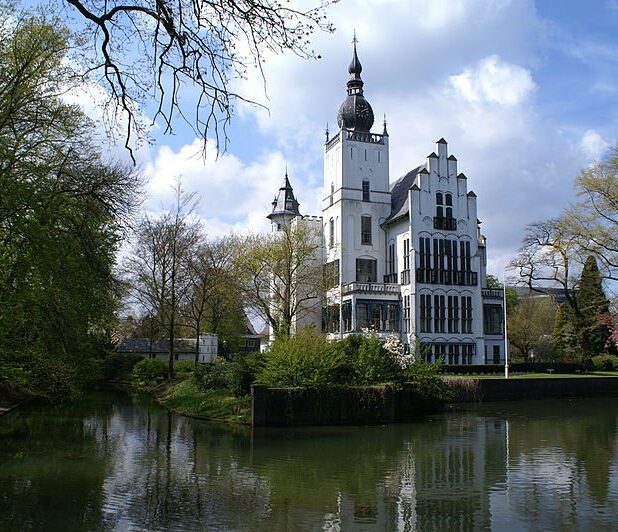 Kasteel Leeuwenstein voor de restauratie.