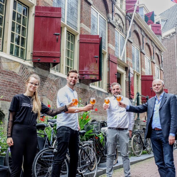 Heemschutmedewerkers Elzemiek Aalpoel, Christian Pfeiffer, directeur Karel Loeff en architectuurhistoricus Pieter Vlaardingerbroek.